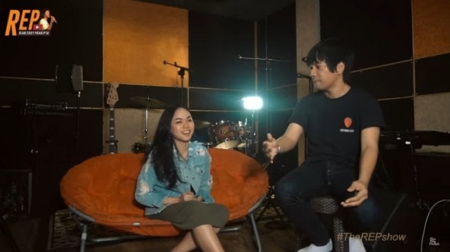 Rian D'Masiv bersama Tenny Amelia Puteri. [YouTube]