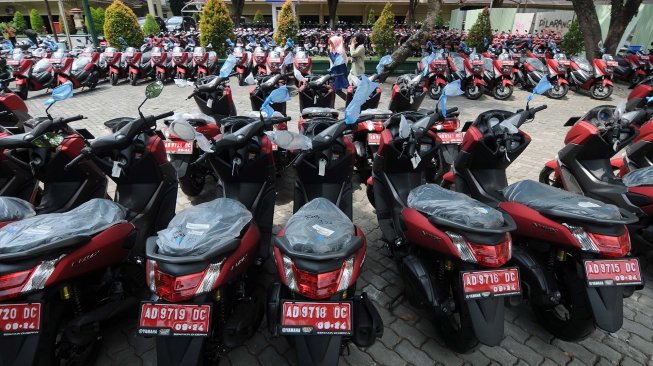 Ratusan motor untuk perangkat desa yang terparkir di Kantor Pemerintahan Kabupaten Klaten, Jawa Tengah, Jumat (22/11). [ANTARA FOTO/Aloysius Jarot Nugroho]