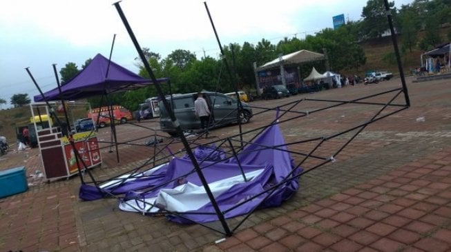 'Angin Ribut' Melanda Bandung Barat, Tenda Porak-poranda