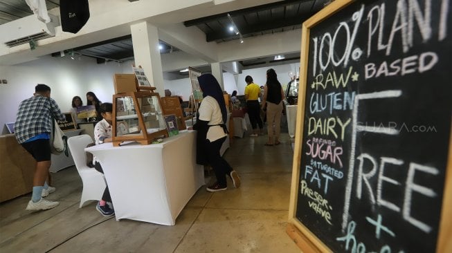 Sejumlah pengunjung memilih produk makanan yang dijajakan pada festival "Woke Space" di Aksara Kemang, Jakarta Selatan, Minggu (24/11). [Suara.com/Angga Budhiyanto]