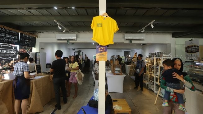 Sejumlah pengunjung memilih produk makanan yang dijajakan pada festival "Woke Space" di Aksara Kemang, Jakarta Selatan, Minggu (24/11). [Suara.com/Angga Budhiyanto]