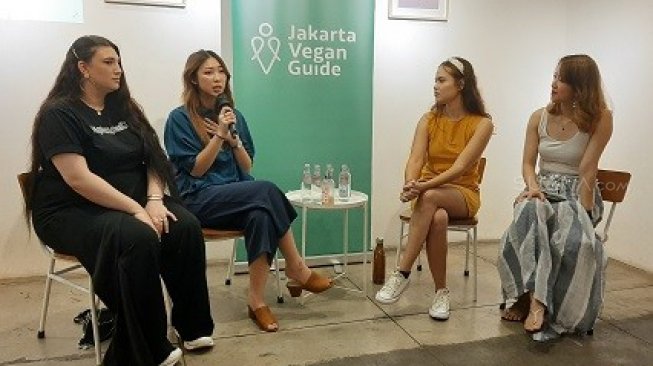 Sonia Gracia (baju biru) Founder of MadebyRuna yang memproduksi make-up vegan saat menjadi pembicara di acara Jakarta Vegan Guide di Woke Space, Kemang, Jakarta Selatan, Minggu (24/11/2019). (Suara.com/Dini Afrianti Efendi)