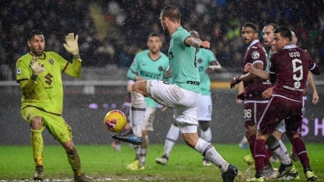 Aksi bek Inter Stevan de Vrij mengecoh kiper Torino, Sirigu di laga lanjutan Serie A, Minggu (24/11/2019) dini hari WIB. (Foto: AFP)