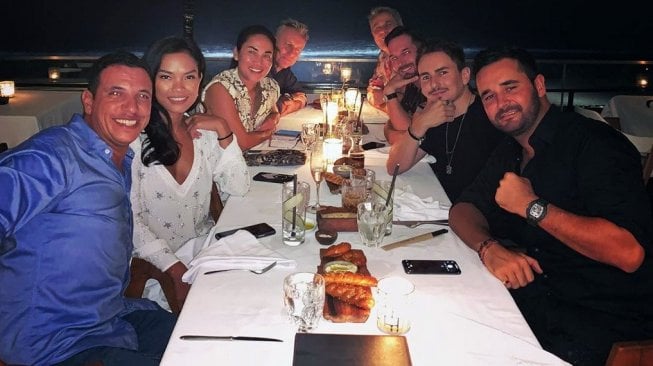 Jorge Lorenzo (kedua dari kanan) tengah menikmati makan malam bersama teman-temannya di Bali, Jumat (22/11/2019). [Instagram/jorgelorenzo99]