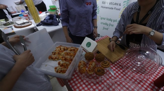 Sejumlah produk makanan yang dijajakan pada festival "Woke Space" di Aksara Kemang, Jakarta Selatan, Minggu (24/11). [Suara.com/Angga Budhiyanto]