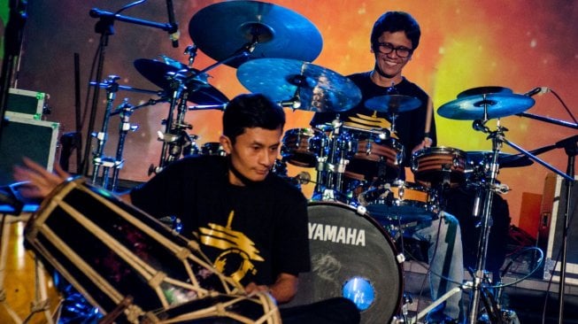 Drummer Gilang Ramadhan (kanan) berkolaborasi dengan seniman kendang sunda pada acara Kendangers Bandung Padungdung Ke UNESCO di Taman Budaya Jawa Barat, Bandung, Jawa Barat, Sabtu (23/11) malam. [ANTARA FOTO / Novrian Arbi]