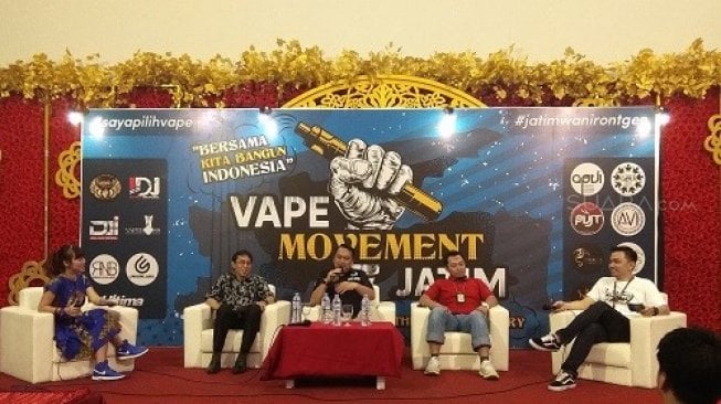 Vaper Jawa Timur, melakukan aksi setelah adanya pelarangan penggunaan rokok elektronik dari BPOM. Dalam aksi yang dilakukan pada Minggu (24/11/2019), juga membeberkan hasil rontgen paru-paru vaper, yang sudah memakai vapor bertahun-tahun. (Suara.com/Dimas Angga P)