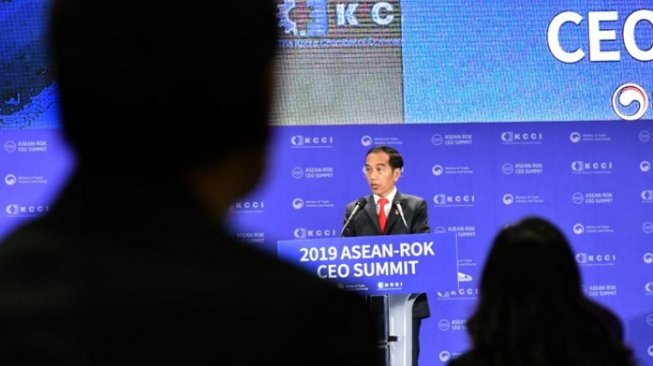 Jokowi saat berpidato dalam working lunch dengan sejumlah CEO perusahaan-perusahaan besar Korea Selatan di Hotel Lotte, Busan, pada Senin ( 25/11/2019). (Foto Birosetpres).