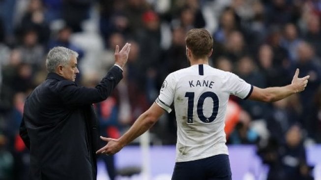 Manajer Tottenham Hotspur Jose Mourinho (kiri) dan Harry Kane saat menghadapi West Ham United di The London Stadium. Adrian DENNIS / AFP