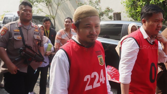 Vokalis grup band Zivilia, Zulkifli alias Zul Zivilia bersiap menjalani sidang tuntutan di Pengadilan Negeri Jakarta Utara, Senin (25/11). [Suara.com/Angga Budhiyanto]