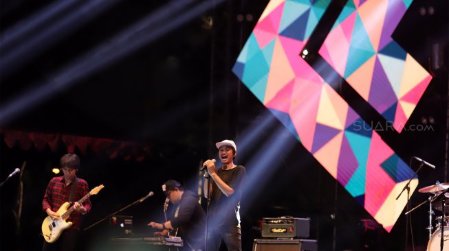 Band asal Yogyakarta  Sheila On 7  tampil pada acara 90's Festival di JIEXPO Kemayoran, Jakarta, Minggu (24/11).  [Suara.com/Angga Budhiyanto]
  