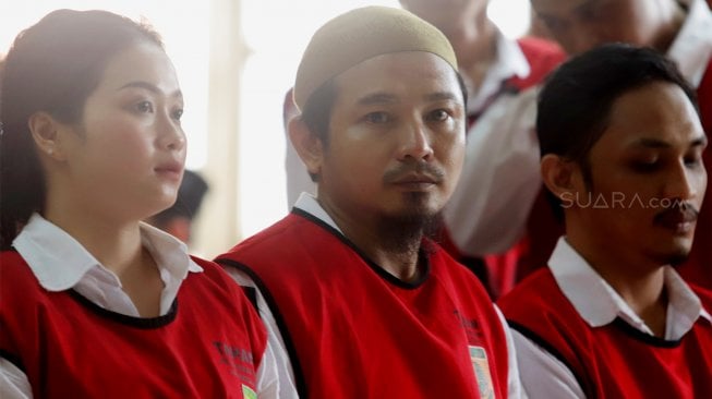 Vokalis grup band Zivilia, Zulkifli alias Zul Zivilia bersiap menjalani sidang tuntutan di Pengadilan Negeri Jakarta Utara, Senin (25/11). [Suara.com/Angga Budhiyanto]