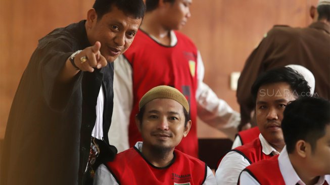 Vokalis grup band Zivilia, Zulkifli alias Zul Zivilia bersiap menjalani sidang tuntutan di Pengadilan Negeri Jakarta Utara, Senin (25/11). [Suara.com/Angga Budhiyanto]