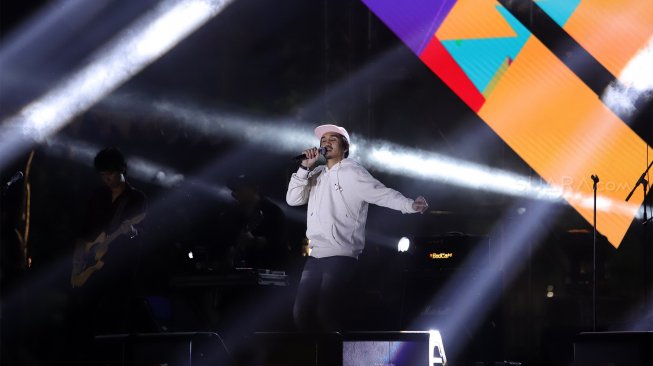 Band asal Yogyakarta  Sheila On 7  tampil pada acara 90's Festival di JIEXPO Kemayoran, Jakarta, Minggu (24/11).  [Suara.com/Angga Budhiyanto]
  