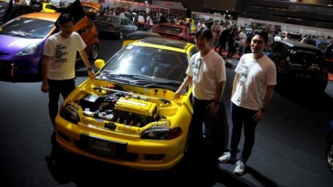 Presdir PT Honda Prospect Motor (PT HPM) Takehori Watanabe (tengah) bersama Business Innovation and Marketing & Sales Director Yusak Billy (kiri) dan Director of Product and Sales & Marketing Takayuki Outani (kanan) meninjau mobil milik komunitas yang dipajang di arena pameran saat membuka Honda Festival 2 di kawasan JIExpo Kemayoran, Jakarta, Minggu (24/11). Honda Festival merupakan ajang kumpul komunitas dan konsumen mobil Honda terbesar di Indonesia yang diikuti lebih dari 3000 mobil dan diisi berbagai kegiatan seperti balap, modifikasi, aktivitas sosial, musik dan berbagai hiburan untuk keluarga[ANTARA FOTO/Zarqoni maksum/hp].