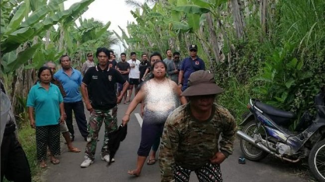 Aksi emak-emak buka baju halangi alat berat di Bali (Twitter/ambyarisme)