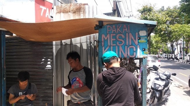 Kondisi bekas lapak jualan Pedagang Kaki Lima (PKL) di Jalan Brigjen Katamso, Kecamatan Gondomanan, Yogyakarta yang tertutup seng, Selasa (26/11/2019). - (SUARA/Baktora)