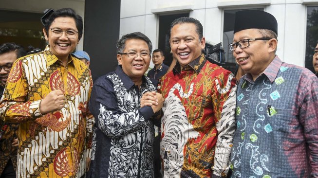 Ketua Majelis Permusyawaratan Rakyat (MPR) Bambang Soesatyo (kanan) berjabat tangan dengan Presiden Partai Keadilan Sejahtera (PKS) Sohibul Iman (tengah) disaksikan Sekjen Mustafa Kamal (kiri) sebelum melakukan pertemuan di DPP PKS, Jalan TB Simatupang, Jakarta, Selasa (26/11). [ANTARA FOTO/Galih Pradipta]