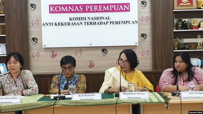 Sejumlah komisioner Komnas Perempuan dan Koordinator Forum Pengada Layanan Veni Siregar dalam konferesi pers "Peluncuran Kampanye 16 Hari Anti-Kekerasan terhadap Perempuan" di Jakarta, Senin, 25 November 2019. (Foto: VOA/Sasmito)