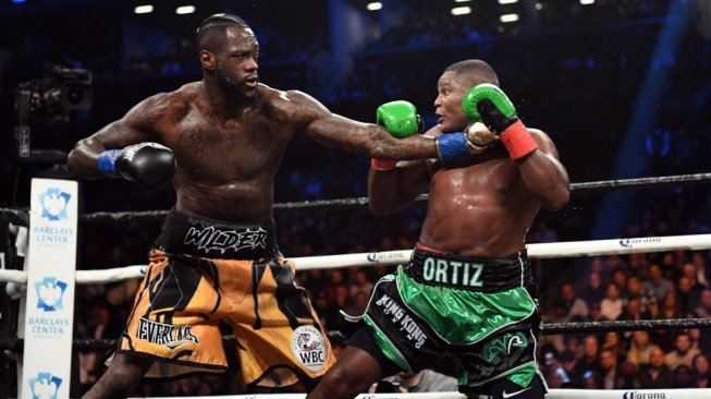 Juara dunia kelas berat WBC, Deontay Wilder (kiri), saat berduel melawan Luis Ortiz di Barclays Center, New York, AS, Sabtu (3/3/2018). [AFP/Timothy A. Clary]