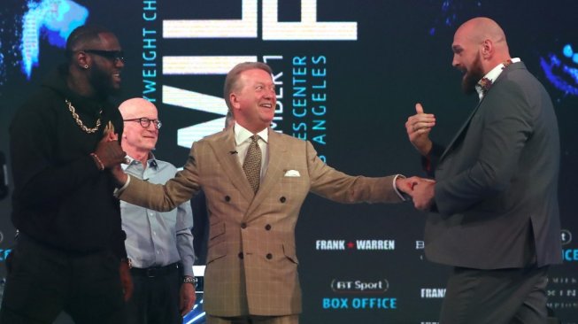 Juara dunia kelas berat WBC, Deontay Wilder (kiri), nyaris baku hantam dengan penantangnya, Tyson Fury (kanan), dalam konferensi pers di London, Inggris, Senin (1/10/2018]. [AFP/Daniel Leal-Olivas]