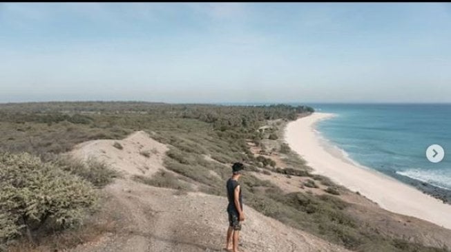 Tersembunyi di Balik Bukit, Ini Cantiknya Pantai Liman di NTT