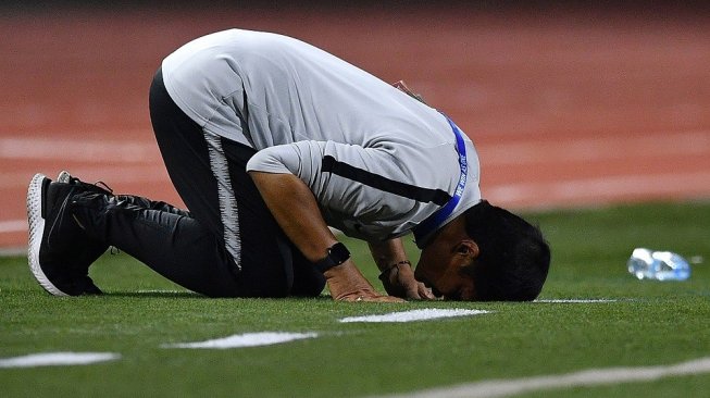 Pelatih Timnas U-22 Indonesia Indra Sjafri melakukan sujud syukur seusai timnya mengalahkan Timnas Thailand dalam pertandingan Grup B SEA Games 2019 di Stadion Rizal Memorial, Manila, Filipina, Selasa (26/11/2019). Indonesia menang 2-0 atas Thailand. ANTARA FOTO/Sigid Kurniawan/aww.