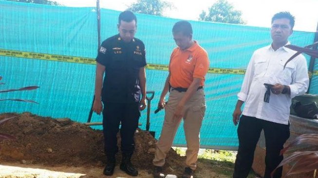 Bongkar Makam Gadis Remaja, Polisi Larang Warga Mendekat dan Ambil Foto