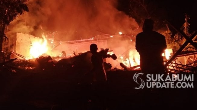 Rumah Terbakar, Dua Nenek Ini Berhasil Diselamatkan Warga Setelah Dibopong