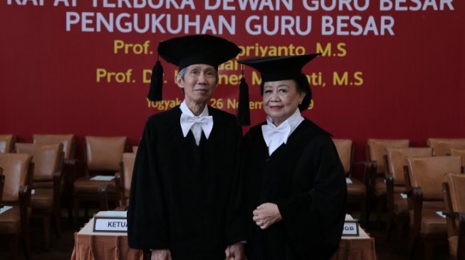 Tepat Hari Ultah Pernikahan, Pasutri di UGM Dikukuhkan sebagai Guru Besar