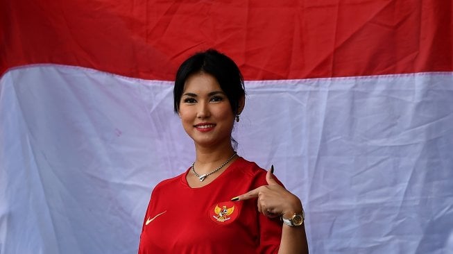 Maria Ozawa berpose saat menonton pertandingan Grup B SEA Games 2019 antara Timnas U-22 Indonesia melawan Timnas U-22 Thailand di Stadion Rizal Memorial, Manila, Filipina, Selasa (26/11/2019). Indonesia menang 2-0 atas Thailand. ANTARA FOTO/Sigid Kurniawan/aww.