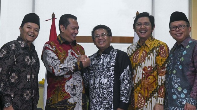 Ketua Majelis Permusyawaratan Rakyat (MPR) Bambang Soesatyo (kedua kiri) berjabat tangan dengan Presiden Partai Keadilan Sejahtera (PKS) Sohibul Iman (tengah) disaksikan Wakil Ketua MPR Hidayat Nur Wahid (kiri), Arsul Sani (kanan) serta Sekjen PKS Mustafa Kamal (kedua kanan) sebelum melakukan pertemuan di DPP PKS, Jalan TB Simatupang, Jakarta, Selasa (26/11). [ANTARA FOTO/Galih Pradipta]