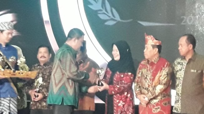 Pemkab Sleman meraih juara III kategori Ekowisata Terpopuler untuk Kampung Flory dalam Anugerah Pesona Indonesia (API) 2019 dari Kementerian Pariwisata dan Ekonomi Kreatif (Kemenparekraf), Jumat (22/11 2019) malam di Balairung Soesilo Soedarman Gedung Sapta Pesona lantai 1 Kantor Kemenparekraf, Jalan Medan Merdeka Barat no 17, Jakarta Pusat. - (dok Pemkab Sleman)