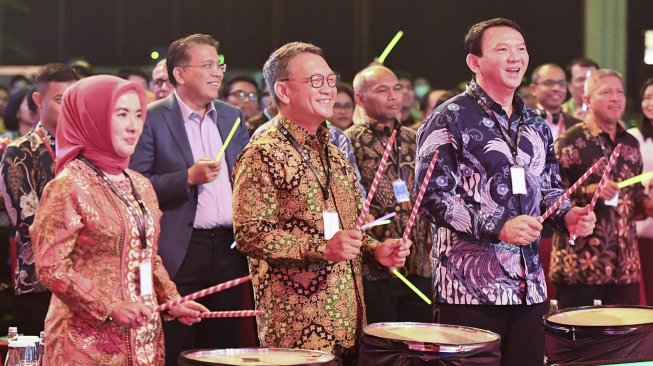 Menteri ESDM Arifin Tasrif (tengah) bersama Direktur Utama PT Pertamina (Persero) Nicke Widyawati (kiri) dan Komisaris Utama Basuki Tjahaja Purnama (kanan) memukul drum saat membuka Pertamina Energy Forum 2019 di Jakarta, Selasa (26/11). [ANTARA FOTO/Hafidz Mubarak]