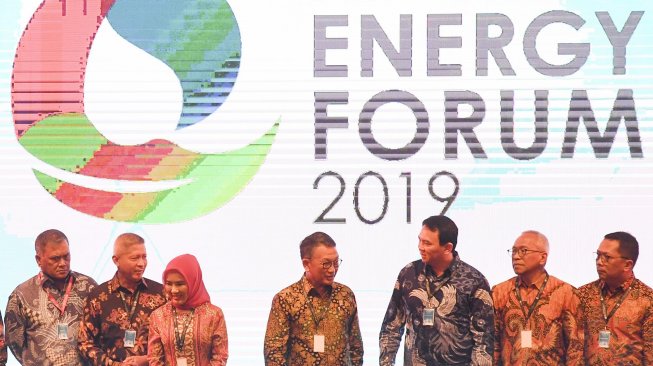 Menteri ESDM Arifin Tasrif (tengah) bersama Direktur Utama PT Pertamina (Persero) Nicke Widyawati (ketiga kiri) dan Komisaris Utama Basuki Tjahaja Purnama (ketiga kanan) serta jajaran direksi dan komisaris lainnya bersiap melakukan foto bersama saat pembukaan Pertamina Energy Forum 2019 di Jakarta, Selasa (26/11). [ANTARA FOTO/Hafidz Mubarak]
