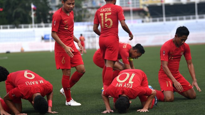 Pemain Timnas Indonesia U-22 melakukan sujud syukur seusai mencetak gol ke gawang Timnas U-22 Thailand dalam penyisihan Grup B SEA Games 2019 di Stadion Rizal Memorial, Manila, Filipina, Selasa (26/11/2019). ANTARA FOTO/Sigid Kurniawan/aww.