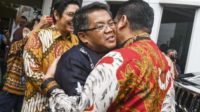 Ketua Majelis Permusyawaratan Rakyat (MPR) Bambang Soesatyo (kanan) memeluk Presiden Partai Keadilan Sejahtera (PKS) Sohibul Iman (kiri) saat tiba di DPP PKS, Jalan TB Simatupang, Jakarta, Selasa (26/11). [ANTARA FOTO/Galih Pradipta]