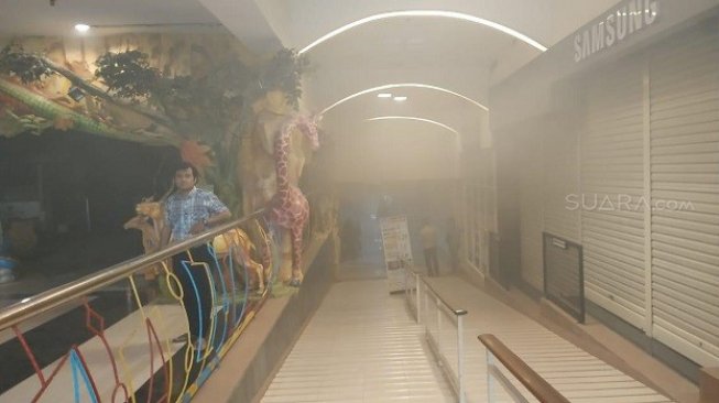 Penampakan wahana bermain anak Amazone di Mall Plaza Cibubur terbakar. (Suara.com/M Yacub).