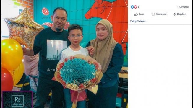 Muhammad Danish Haziq dapat buket uang dari orangtuanya. (Facebook/Rak Bunga)