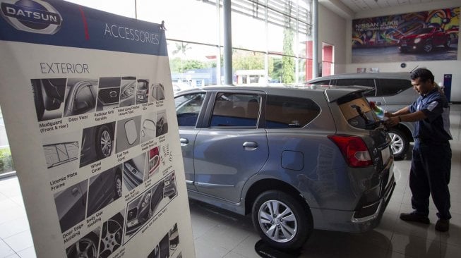 Pegawai membersihkan mobil Datsun Go+ Panca di kawasan Pulo Gadung, Jakarta, Rabu (27/11).  [ANTARA FOTO/Dhemas Reviyanto]