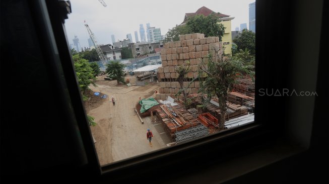 Pekerja menggarap proyek pembangunan revitalisasi kawasan Taman Ismail Marzuki (TIM) di Jakarta, Selasa (26/11). [Suara.com/Angga Budhiyanto]