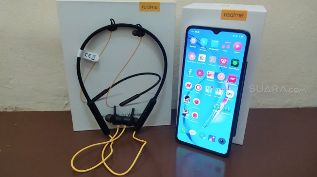 Unboxing realme x2 pro dan head set [Suara.com/Tivan Rahmat].