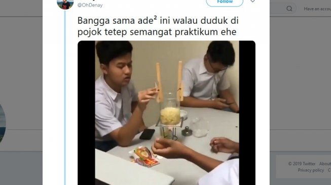 Praktikum sambil masak mie instan [Twitter: @OhDenay].