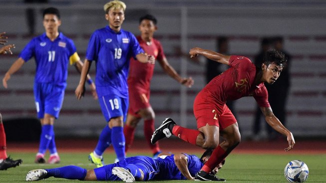 Pemain Timnas U-22 Indonesia Osvaldo Haay (kanan) menggiring bola melewati melewati pemain Timnas U-22 Thailand dalam pertandingan Grup B SEA Games 2019 di Stadion Rizal Memorial, Manila, Filipina, Selasa (26/11/). [ANTARA FOTO/Sigid Kurniawan]