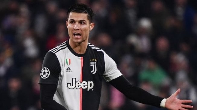 Penampilan Cristiano Ronaldo saat memakai ikat rambut pada laga Juventus vs Atletico Madrid. (MARCO BERTORELLO / AFP)