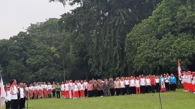 Presiden Joko Widodo (Jokowi) melepas kontingen Indonesia yang akan berlaga di SEA Games 2019 dalam acara di halaman belakang Istana Kepresidenan Bogor, Jawa Barat, Rabu (27/11). [Suara.com/Ummi Hadyah Saleh]