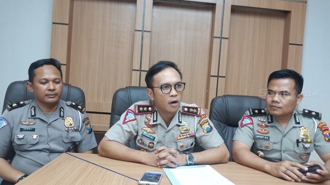 Wadirlantas Polda Jatim AKBP Pranatal Hutajulu. (tengah). (Suara.com/Achmad Ali).