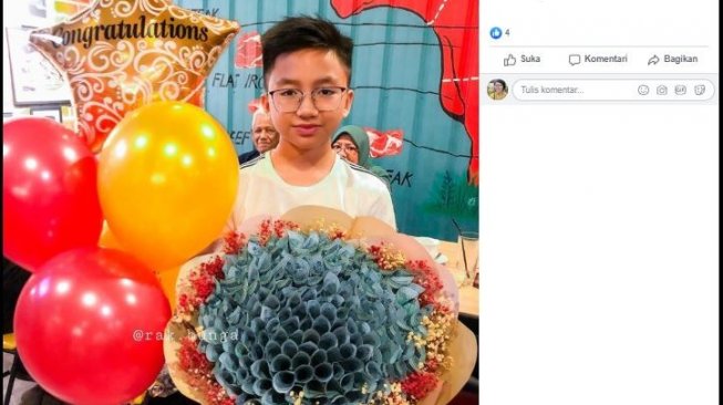 Muhammad Danish Haziq dapat buket uang dari orangtuanya. (Facebook/Rak Bunga)