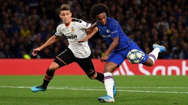 Gelandang Chelsea Willian melepaskan tembakan saat menghadapi Valencia dalam laga Liga Champions grup H di Stamford Bridge. DANIEL LEAL-OLIVAS / AFP