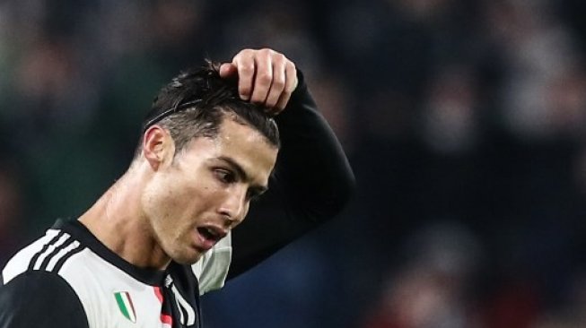 Penampilan Cristiano Ronaldo saat memakai ikat rambut pada laga Juventus vs Atletico Madrid. (MARCO BERTORELLO / AFP)